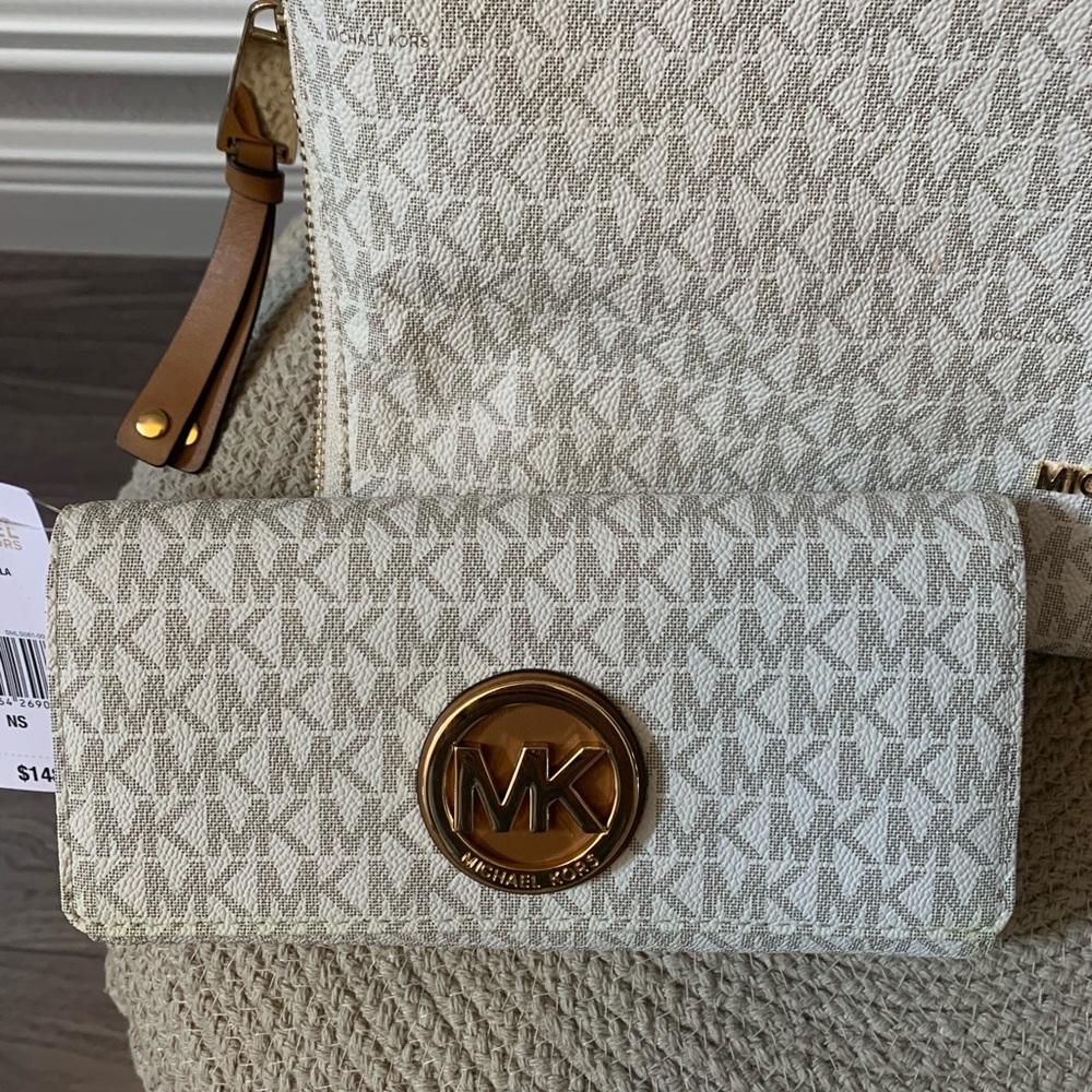Michael Kors Cream and Tan Logo Hobo Tote and Matching Wallet - Picture 3 of 13